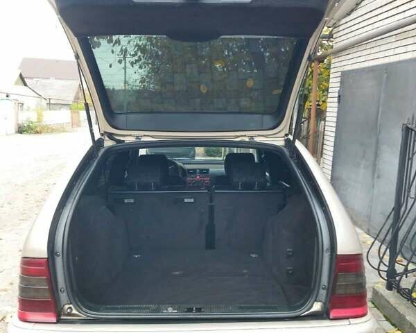 Бежевий Мерседес Ц-Клас, об'ємом двигуна 2.2 л та пробігом 520 тис. км за 3700 $, фото 2 на Automoto.ua