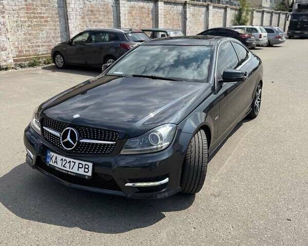 Черный Мерседес Ц-Класс, объемом двигателя 1.8 л и пробегом 197 тыс. км за 11850 $, фото 1 на Automoto.ua