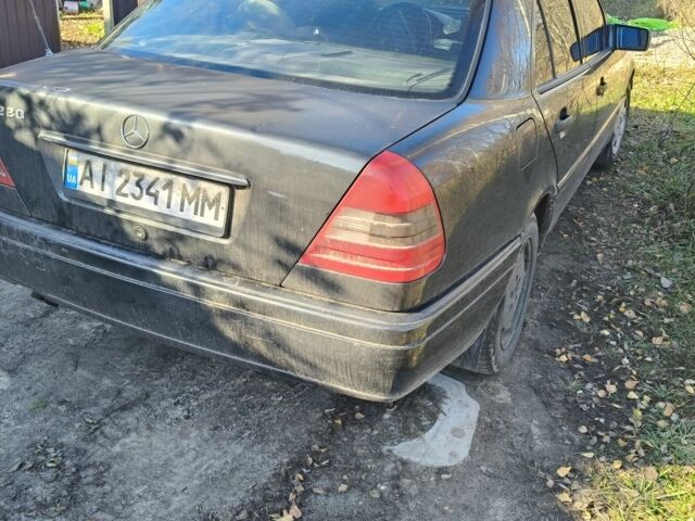 Чорний Мерседес Ц-Клас, об'ємом двигуна 2.2 л та пробігом 300 тис. км за 714 $, фото 3 на Automoto.ua