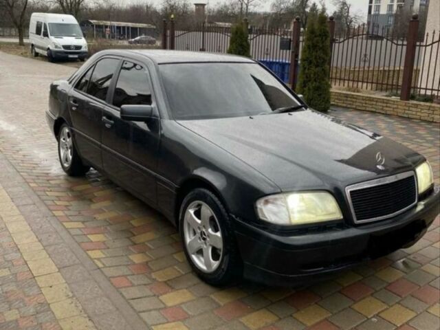 Черный Мерседес Ц-Класс, объемом двигателя 1.8 л и пробегом 400 тыс. км за 2500 $, фото 2 на Automoto.ua