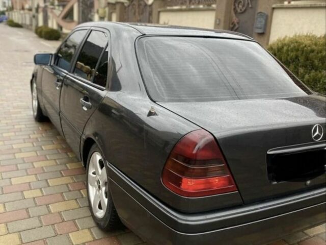 Черный Мерседес Ц-Класс, объемом двигателя 1.8 л и пробегом 400 тыс. км за 2500 $, фото 4 на Automoto.ua