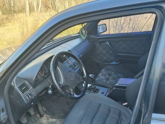 Чорний Мерседес Ц-Клас, об'ємом двигуна 2.2 л та пробігом 300 тис. км за 714 $, фото 2 на Automoto.ua