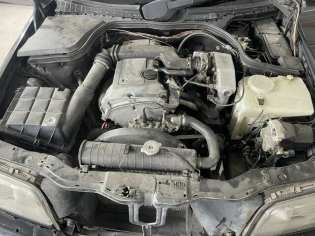 Черный Мерседес Ц-Класс, объемом двигателя 1.8 л и пробегом 400 тыс. км за 2500 $, фото 6 на Automoto.ua