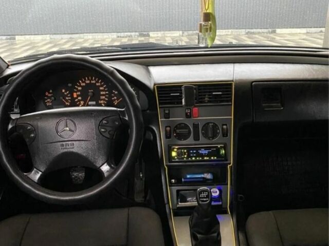 Черный Мерседес Ц-Класс, объемом двигателя 1.8 л и пробегом 400 тыс. км за 2500 $, фото 5 на Automoto.ua