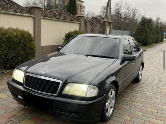 Черный Мерседес Ц-Класс, объемом двигателя 1.8 л и пробегом 400 тыс. км за 2500 $, фото 1 на Automoto.ua