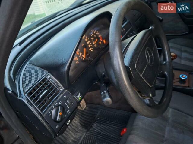 Чорний Мерседес Ц-Клас, об'ємом двигуна 1.8 л та пробігом 293 тис. км за 1550 $, фото 28 на Automoto.ua