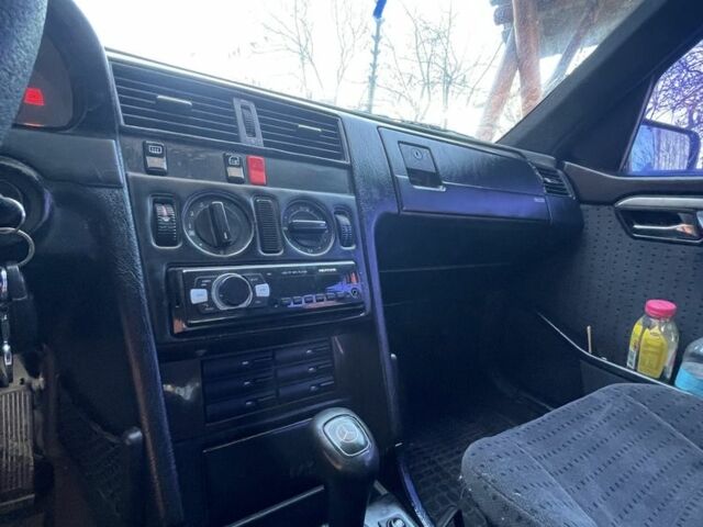 Черный Мерседес Ц-Класс, объемом двигателя 1.8 л и пробегом 354 тыс. км за 1666 $, фото 3 на Automoto.ua