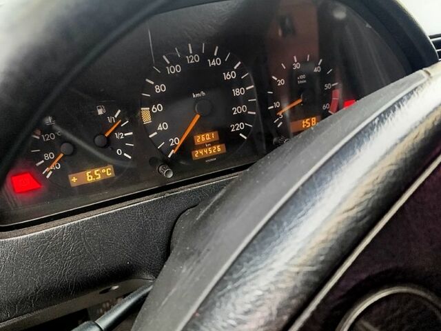 Черный Мерседес Ц-Класс, объемом двигателя 2.2 л и пробегом 244 тыс. км за 3700 $, фото 9 на Automoto.ua