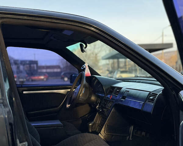 Черный Мерседес Ц-Класс, объемом двигателя 1.8 л и пробегом 350 тыс. км за 2000 $, фото 15 на Automoto.ua