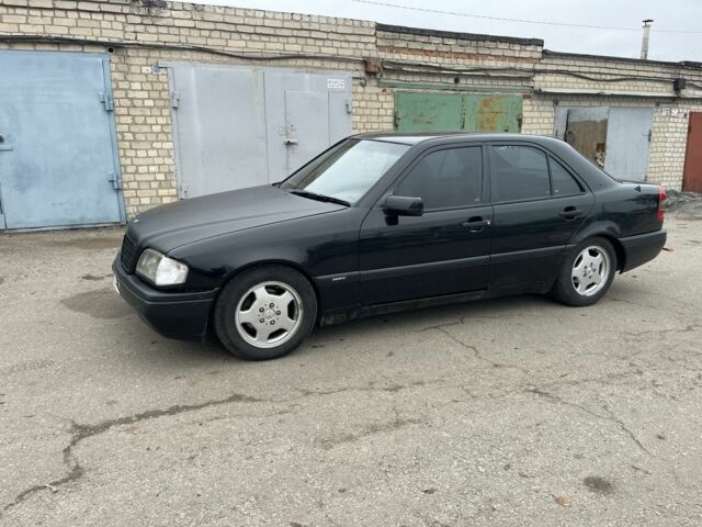 Чорний Мерседес Ц-Клас, об'ємом двигуна 2 л та пробігом 350 тис. км за 1750 $, фото 1 на Automoto.ua