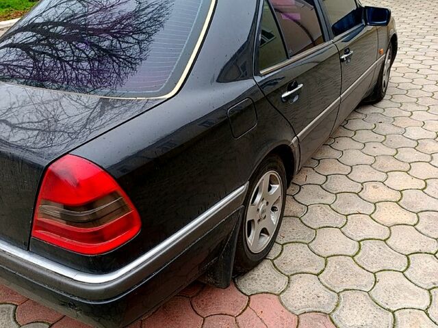 Черный Мерседес Ц-Класс, объемом двигателя 2.2 л и пробегом 244 тыс. км за 3700 $, фото 4 на Automoto.ua