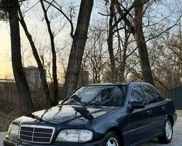 Черный Мерседес Ц-Класс, объемом двигателя 1.8 л и пробегом 350 тыс. км за 2000 $, фото 2 на Automoto.ua