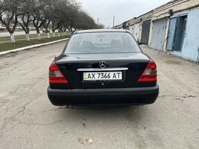 Чорний Мерседес Ц-Клас, об'ємом двигуна 2 л та пробігом 350 тис. км за 1750 $, фото 3 на Automoto.ua