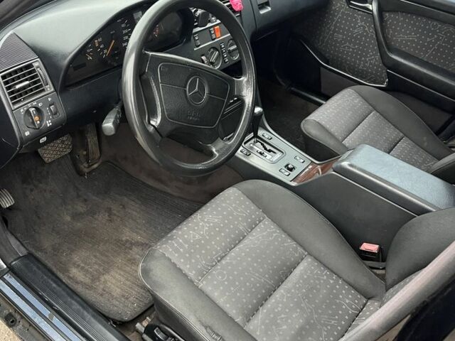 Чорний Мерседес Ц-Клас, об'ємом двигуна 2 л та пробігом 350 тис. км за 1750 $, фото 7 на Automoto.ua