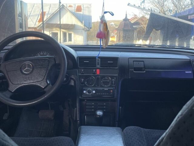 Черный Мерседес Ц-Класс, объемом двигателя 1.8 л и пробегом 354 тыс. км за 1666 $, фото 4 на Automoto.ua