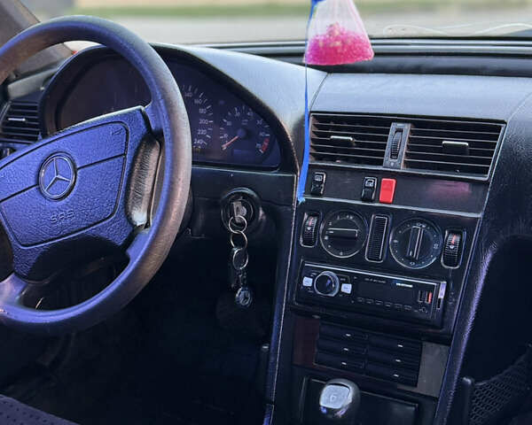 Черный Мерседес Ц-Класс, объемом двигателя 1.8 л и пробегом 350 тыс. км за 2000 $, фото 17 на Automoto.ua