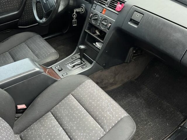 Чорний Мерседес Ц-Клас, об'ємом двигуна 2 л та пробігом 350 тис. км за 1750 $, фото 6 на Automoto.ua