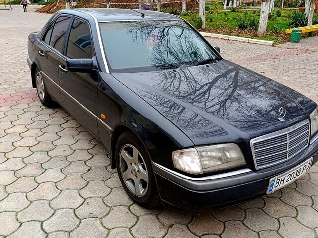 Черный Мерседес Ц-Класс, объемом двигателя 2.2 л и пробегом 244 тыс. км за 3700 $, фото 1 на Automoto.ua