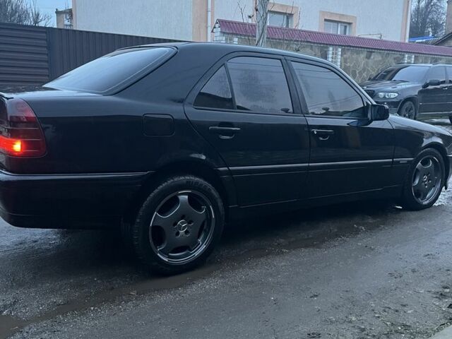 Чорний Мерседес Ц-Клас, об'ємом двигуна 1.8 л та пробігом 240 тис. км за 3600 $, фото 1 на Automoto.ua