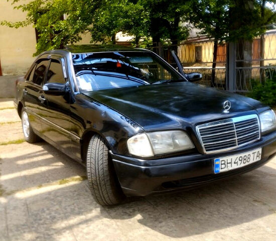 Чорний Мерседес Ц-Клас, об'ємом двигуна 2 л та пробігом 228 тис. км за 1500 $, фото 3 на Automoto.ua