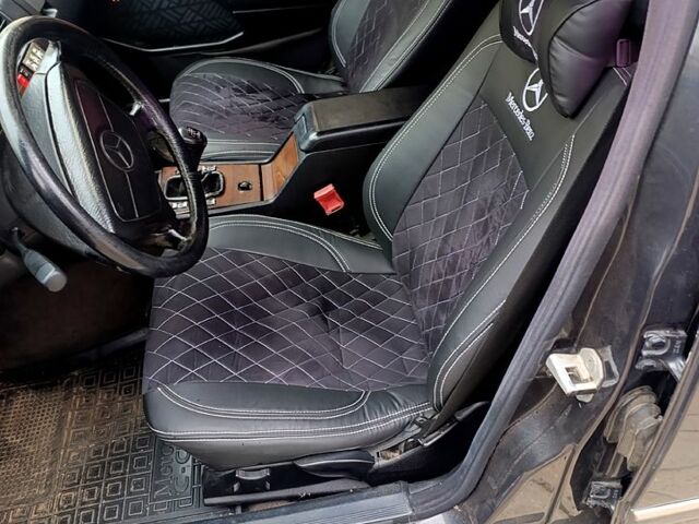 Черный Мерседес Ц-Класс, объемом двигателя 2.2 л и пробегом 244 тыс. км за 3700 $, фото 6 на Automoto.ua