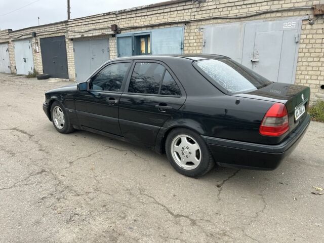 Чорний Мерседес Ц-Клас, об'ємом двигуна 2 л та пробігом 350 тис. км за 1750 $, фото 4 на Automoto.ua