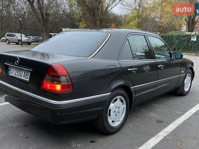 Черный Мерседес Ц-Класс, объемом двигателя 1.8 л и пробегом 430 тыс. км за 3700 $, фото 5 на Automoto.ua