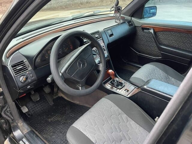 Черный Мерседес Ц-Класс, объемом двигателя 1.8 л и пробегом 185 тыс. км за 1650 $, фото 5 на Automoto.ua