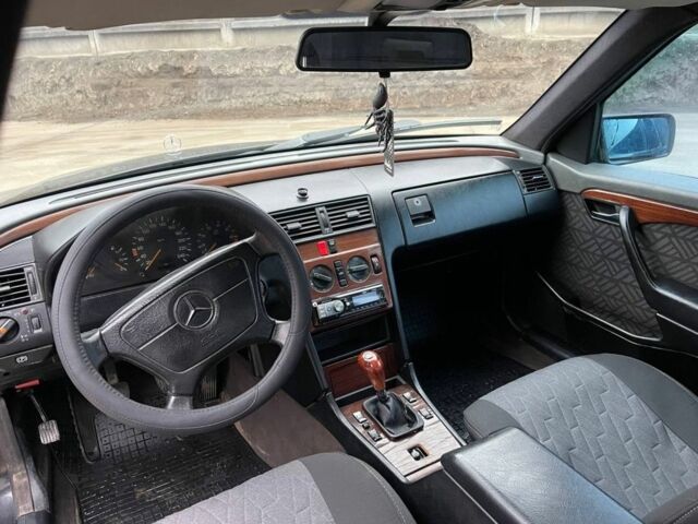 Черный Мерседес Ц-Класс, объемом двигателя 1.8 л и пробегом 185 тыс. км за 1650 $, фото 6 на Automoto.ua