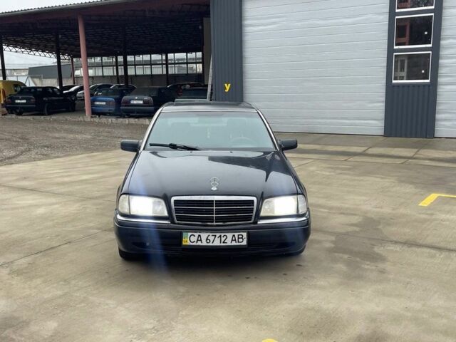 Черный Мерседес Ц-Класс, объемом двигателя 1.8 л и пробегом 185 тыс. км за 1650 $, фото 1 на Automoto.ua