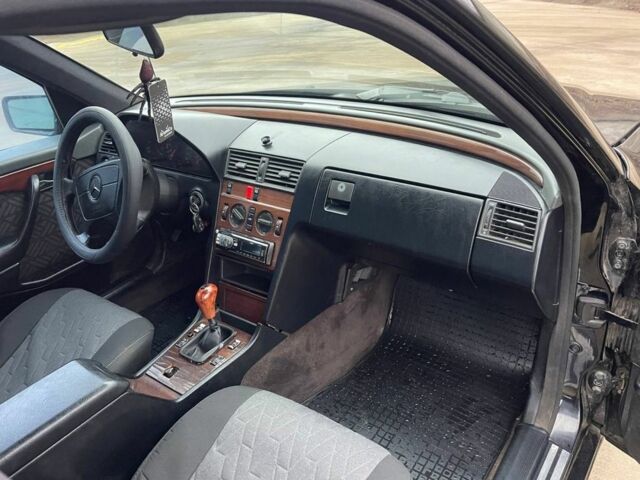 Черный Мерседес Ц-Класс, объемом двигателя 1.8 л и пробегом 185 тыс. км за 1650 $, фото 8 на Automoto.ua