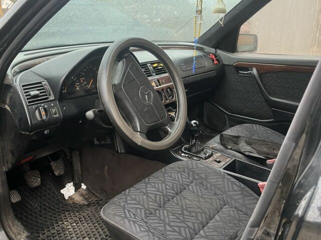 Мерседес Ц-Клас 1995 у Києві на Automoto.ua Чорний Мерседес Ц-Клас, об'ємом двигуна 1.8 л та пробігом 3 тис. км за 375 $, фото 1 на Automoto.ua