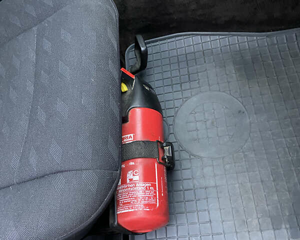 Черный Мерседес Ц-Класс, объемом двигателя 1.8 л и пробегом 430 тыс. км за 3700 $, фото 12 на Automoto.ua