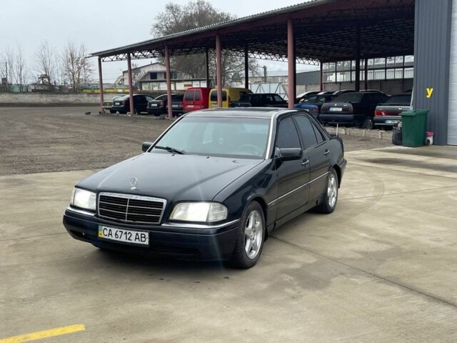 Черный Мерседес Ц-Класс, объемом двигателя 1.8 л и пробегом 185 тыс. км за 1650 $, фото 2 на Automoto.ua