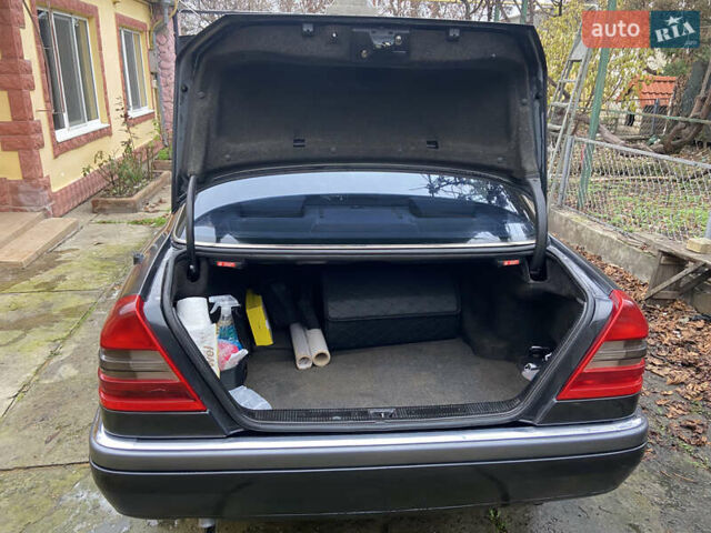 Черный Мерседес Ц-Класс, объемом двигателя 1.8 л и пробегом 430 тыс. км за 3700 $, фото 15 на Automoto.ua