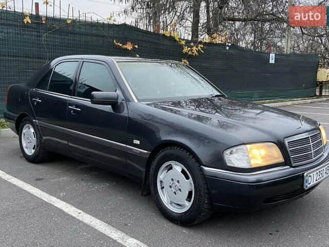 Черный Мерседес Ц-Класс, объемом двигателя 1.8 л и пробегом 430 тыс. км за 3700 $, фото 2 на Automoto.ua