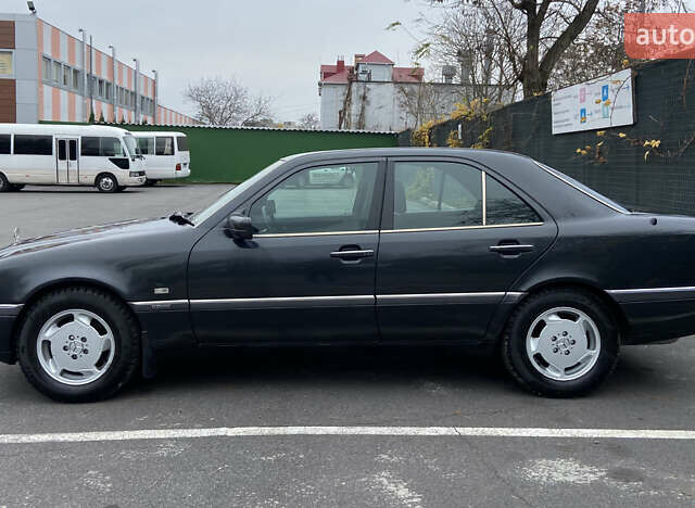 Черный Мерседес Ц-Класс, объемом двигателя 1.8 л и пробегом 430 тыс. км за 3700 $, фото 3 на Automoto.ua