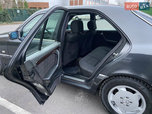 Черный Мерседес Ц-Класс, объемом двигателя 1.8 л и пробегом 430 тыс. км за 3700 $, фото 13 на Automoto.ua