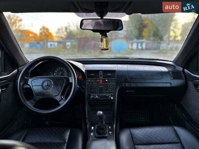 Черный Мерседес Ц-Класс, объемом двигателя 2 л и пробегом 600 тыс. км за 3261 $, фото 2 на Automoto.ua