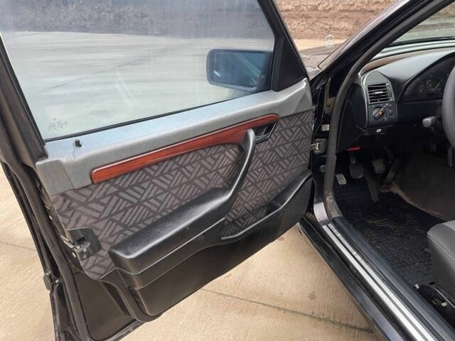 Черный Мерседес Ц-Класс, объемом двигателя 1.8 л и пробегом 185 тыс. км за 1650 $, фото 7 на Automoto.ua