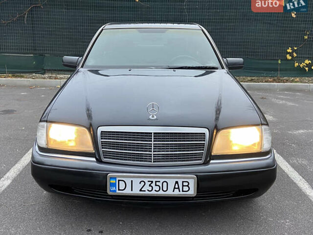 Черный Мерседес Ц-Класс, объемом двигателя 1.8 л и пробегом 430 тыс. км за 3700 $, фото 1 на Automoto.ua