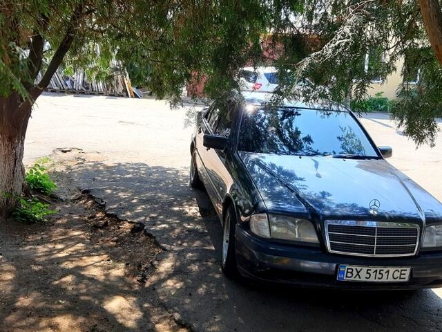 Чорний Мерседес Ц-Клас, об'ємом двигуна 2 л та пробігом 335 тис. км за 3000 $, фото 2 на Automoto.ua