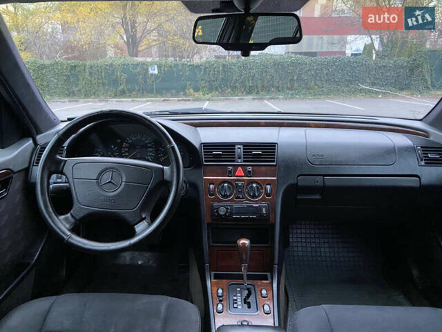 Черный Мерседес Ц-Класс, объемом двигателя 1.8 л и пробегом 430 тыс. км за 3700 $, фото 9 на Automoto.ua