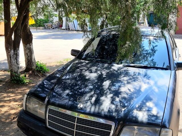 Чорний Мерседес Ц-Клас, об'ємом двигуна 2 л та пробігом 335 тис. км за 3000 $, фото 1 на Automoto.ua