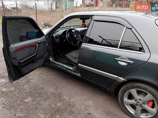 Чорний Мерседес Ц-Клас, об'ємом двигуна 1.8 л та пробігом 150 тис. км за 2500 $, фото 4 на Automoto.ua