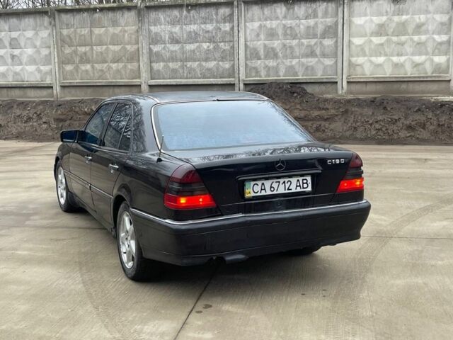 Черный Мерседес Ц-Класс, объемом двигателя 1.8 л и пробегом 185 тыс. км за 1650 $, фото 3 на Automoto.ua