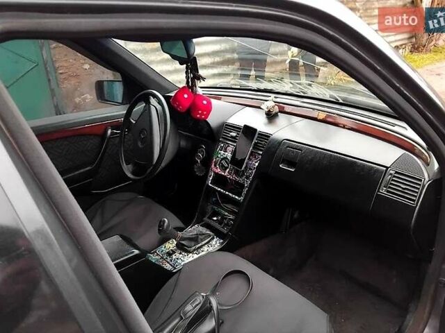 Чорний Мерседес Ц-Клас, об'ємом двигуна 1.8 л та пробігом 150 тис. км за 2500 $, фото 6 на Automoto.ua