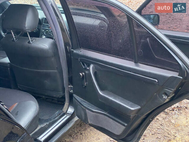 Черный Мерседес Ц-Класс, объемом двигателя 1.8 л и пробегом 384 тыс. км за 3000 $, фото 10 на Automoto.ua