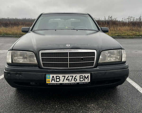 Черный Мерседес Ц-Класс, объемом двигателя 1.8 л и пробегом 400 тыс. км за 3000 $, фото 1 на Automoto.ua
