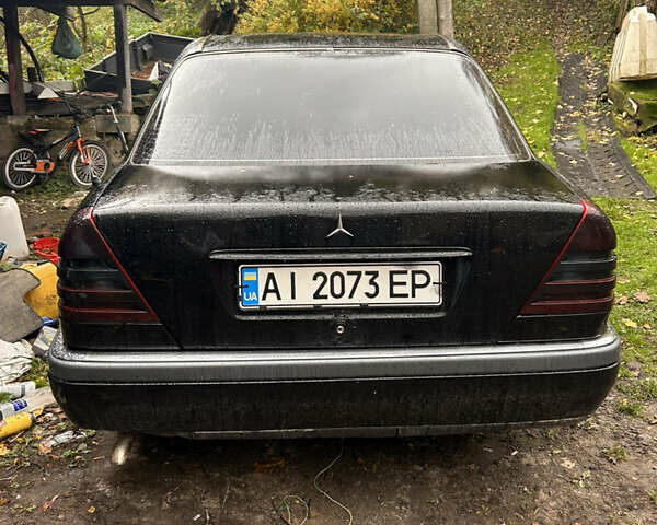 Черный Мерседес Ц-Класс, объемом двигателя 1.8 л и пробегом 361 тыс. км за 2200 $, фото 5 на Automoto.ua